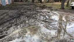Двори у центральній частині Луцька потопають у багнюці (фото) 