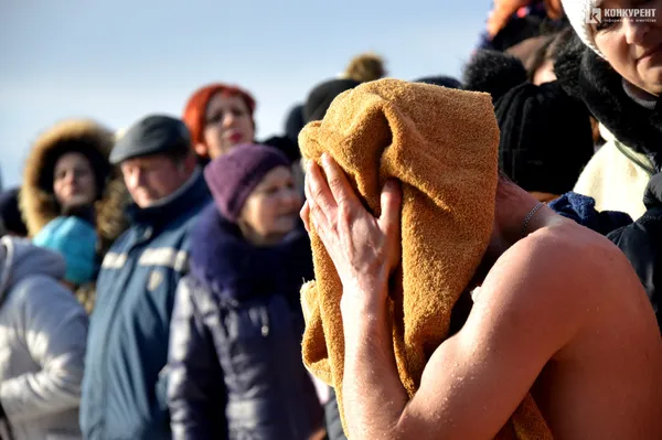 Як лучани на Стиру занурювалися на Водохреща (фото)