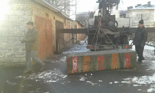 Патріотично розмальовані шини-обмежувачі не зупинили луцьких муніципалів