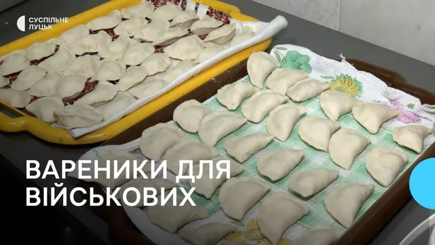 Збираються тричі на тиждень: у Луцьку волонтерки готують для військових півтисячі вареників за раз (фото, відео)