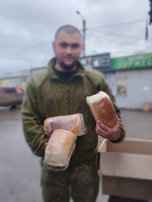 З тризубом і заряджені молитвою: на Волині волонтери печуть хліб для бійців на передовій (фото)