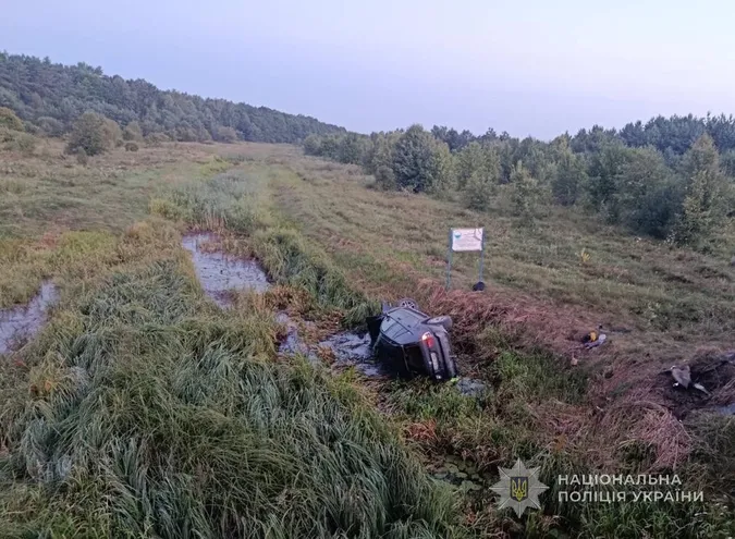 Авто злетіло з дороги і перекинулось: біля Згоран в аварії травмувалися троє людей