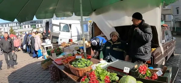 На ринку в Луцьку – шалені черги перед Великоднем: що та за скільки купують (відео)