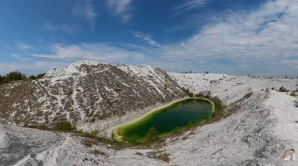 Небезпечне для купання, але дуже красиве озеро Око дракона
