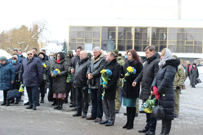 Лучани вшанували загиблих у боях під Дебальцево (фото)