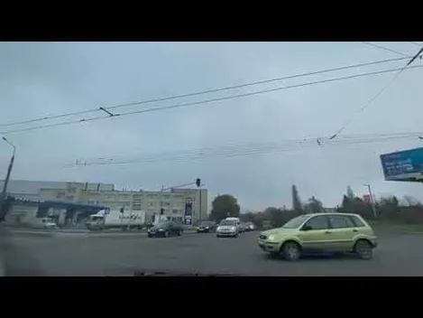 Анархія на перехресті: у Луцьку на Дубнівській не працює світлофор (відео)