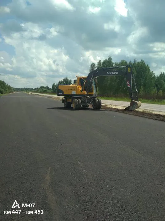 Показали, як укладають новенький асфальт на Ковельщині (фото)