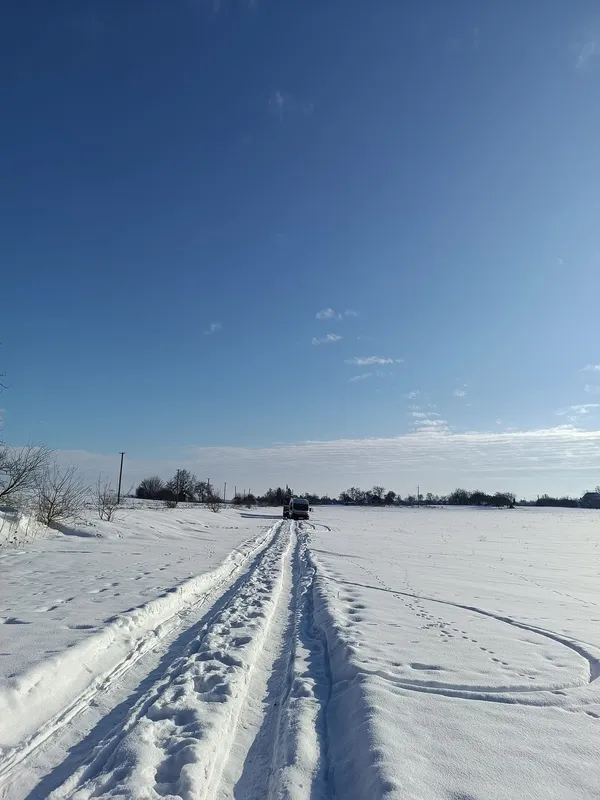 На Волині «швидка» застрягла за 1,5 км від хворого – люди обурені станом доріг (фото)