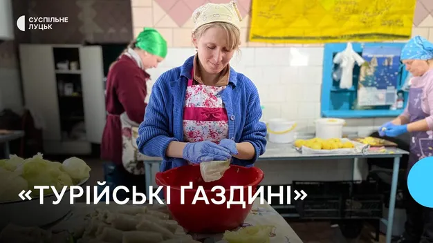 700 голубців за день, енергетичні набори, солодощі: як «Турійські ґаздині» готують страви для захисників (фото, відео)