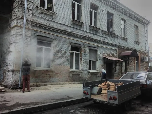 У Луцьку руйнують старовинний будинок (фото)