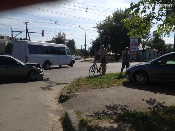 ДТП у Луцьку: внаслідок зіткнення автомобіль винесло на тротуар