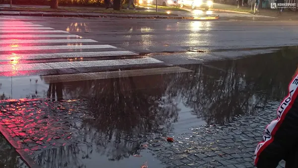 Озеро з острівцями: в Луцьку біля «Променя» – потоп (фото)