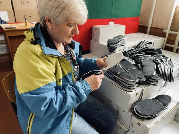 На Волині волонтерка пошила п'ять тисяч устілок для Захисників (фото)