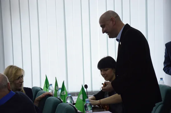 Поки йшла підготовка до таємного голосування, «укропівець»  Сергій Шкода вгощав колег шоколадними цукерками