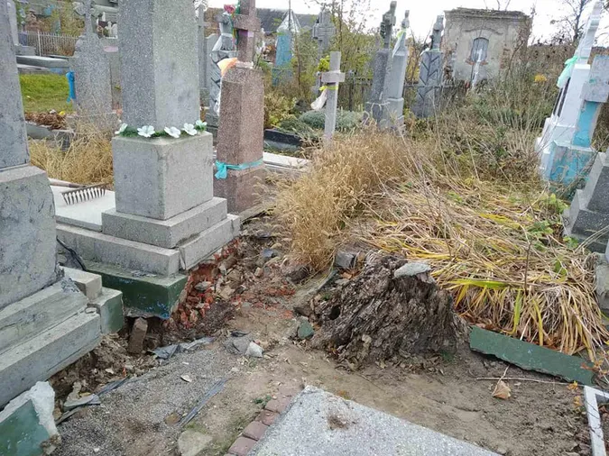 На Волині вандали пошкодили надгробки на кладовищі (фото)