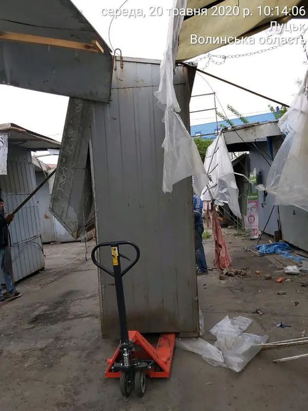 У Луцьку зі Старого ринку продовжують добровільно з’їжджати підприємці (фото)