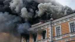 😢У Києві після прильоту горить будівля Національної академії наук, люди рятувались через вікна (фото, відео)