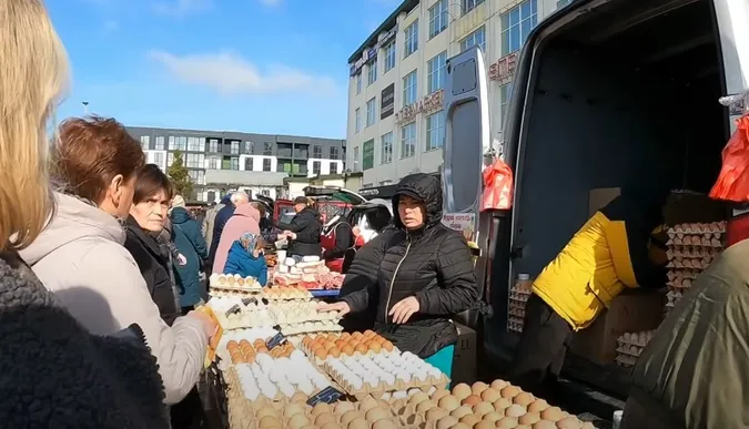 На ринку в Луцьку – шалені черги перед Великоднем: що та за скільки купують (відео)