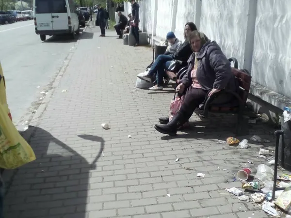 Біля Старого ринку в Луцьку – гори сміття (фото)