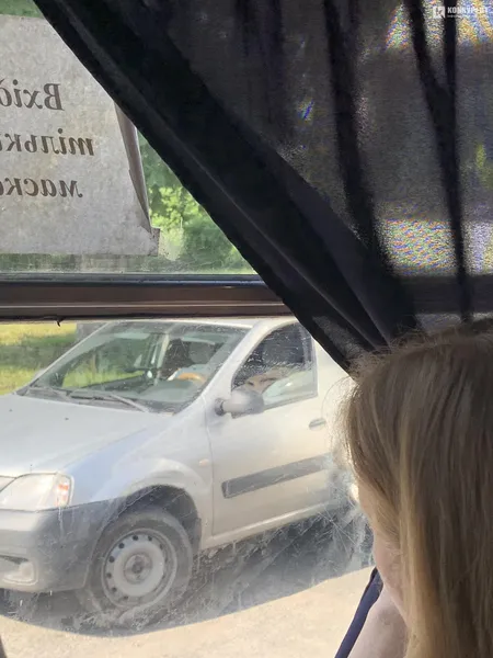 У Луцьку на Львівській – величезний затор: не розминулися DAF і легковик (фото)
