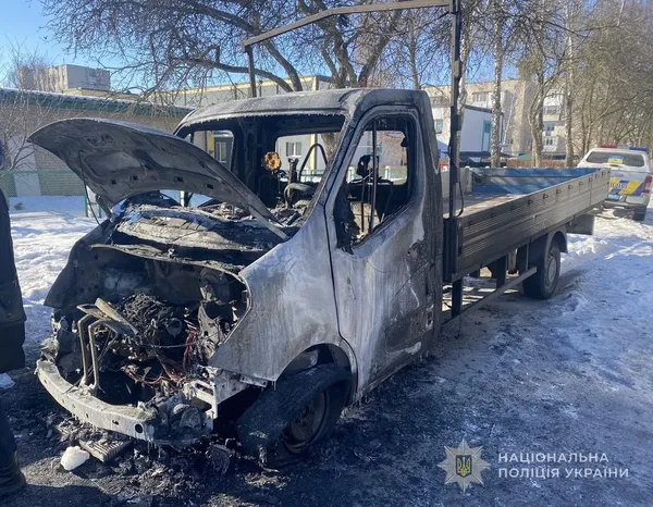У Луцьку на Молоді підпалили машину, а вогонь перекинувся на сусідні авто (фото)