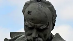 На Київщині окупанти обстріляли пам'ятник Шевченку (фото)