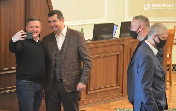 Із селфіками, масочками та невеличким скандальчиком на фінал: перша сесія Волиньради (фото)