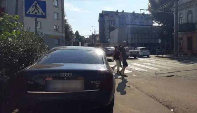 Муніципали покарали водія, який припаркувався біля «зебри» в центрі Луцька (фото)