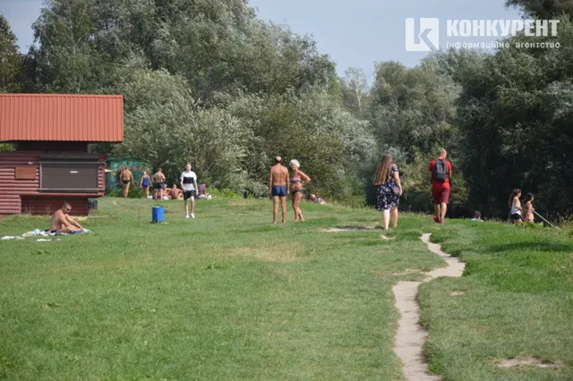 Що коїться на центральному пляжі Луцька в останній день літа (фото)