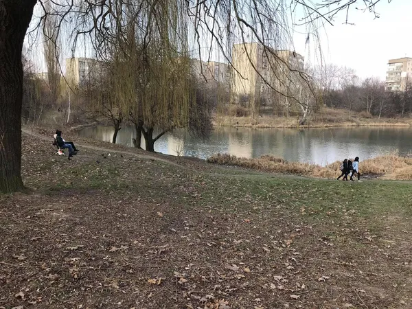 Безлюдна автостанція і «туси» в парку: як карантинить Луцьк 19 березня (фото)