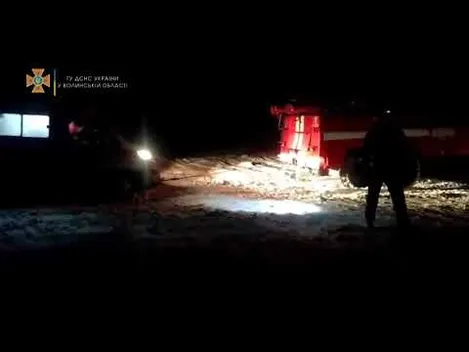 На Волині автобус з пасажирами і «швидка» з пацієнткою застрягли у снігових заметах (фото, відео)