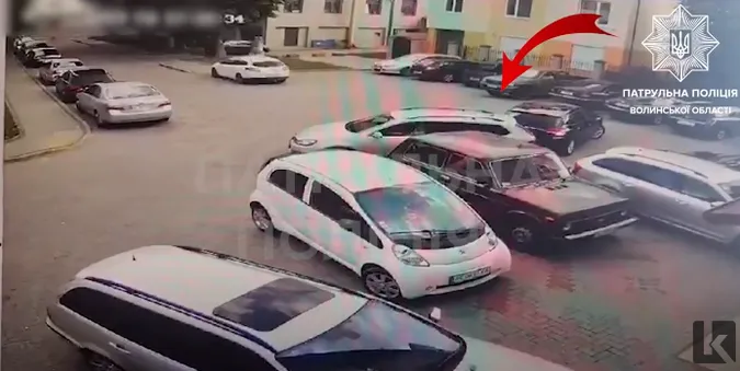 Їхали заднім ходом: у Луцьку в дворі багатоповерхівки не розминулися Volkswagen та Citroen (відео)