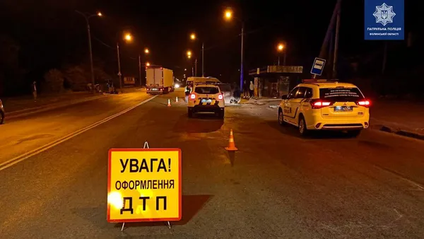 Авто перекинулося на бік: у Луцьку неповнолітній в'їхав у стовп (фото)