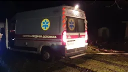 На Волині «швидка» вночі загрузла у багнюці (фото)