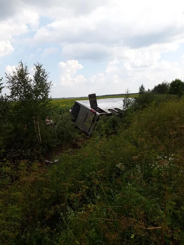 На Волині злетів у кювет автобус із білоруськими туристами (фото)