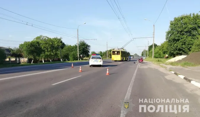 У Струмівці скутерист в'їхав у тролейбус