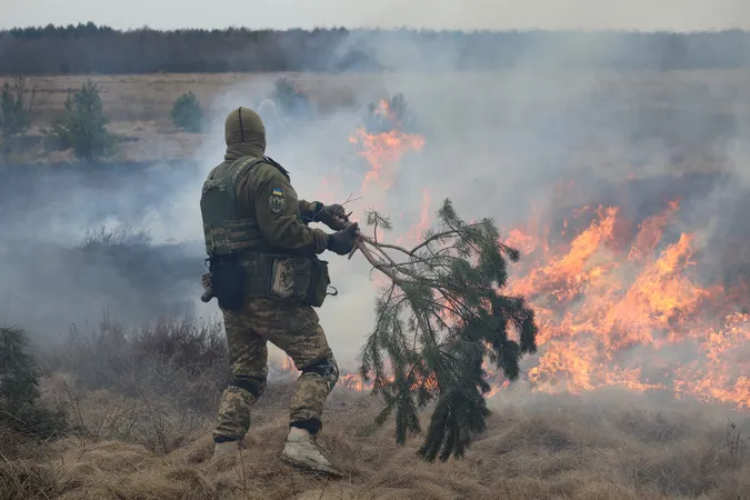 Волинські тероборонівці приборкали серйозну пожежу сосновими гілками (фото)