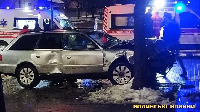 У Луцьку на Відродження Audi А6 вилетіла на зупинку та влупилася в дерево (фото)