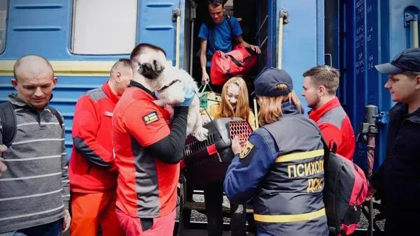 Ще 24 родини: на Волинь прибув другий евакуаційний потяг із Донеччини (фото)