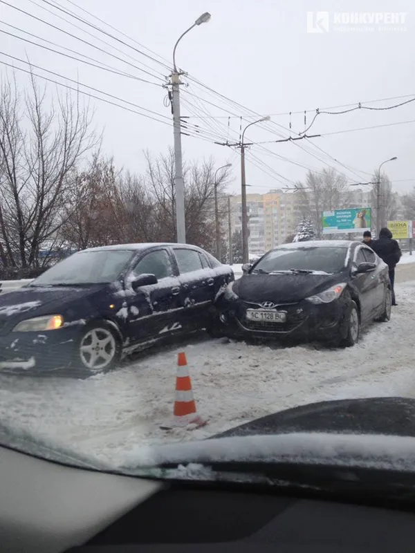 У Луцьку зіткнулися дві автівки і маршрутка (фото)