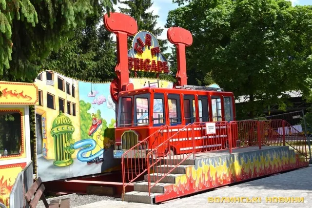 У луцькому парку запрацювали нові атракціони (фото)