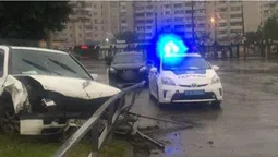 У Луцьку п’яний водій влетів в огорожу, покинув авто і втік (фото)