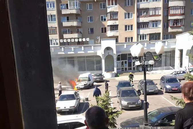 Біля Волинської ОДА загорівся автомобіль (фото)