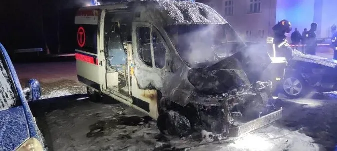 У Польщі чоловік підпалив автомобілі швидкої, призначені для допомоги Україні (фото)