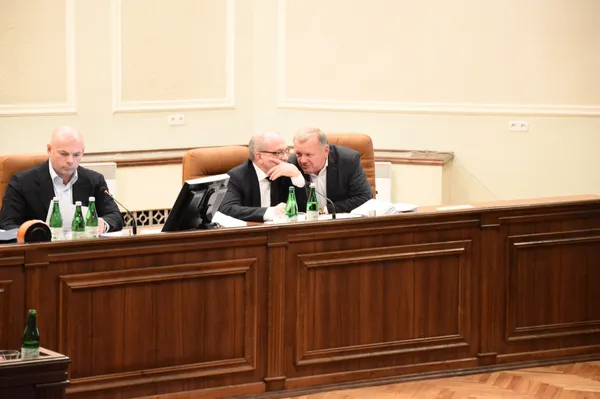 ...Діброва, після цього рішення  підійшов про щось поговорити з головою ОДА.