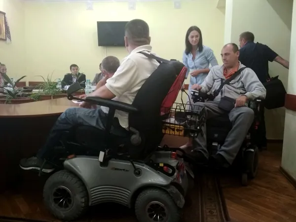 «Озвучка» в транспорті та пандуси: у Луцьку обговорили проблеми людей з інвалідністю