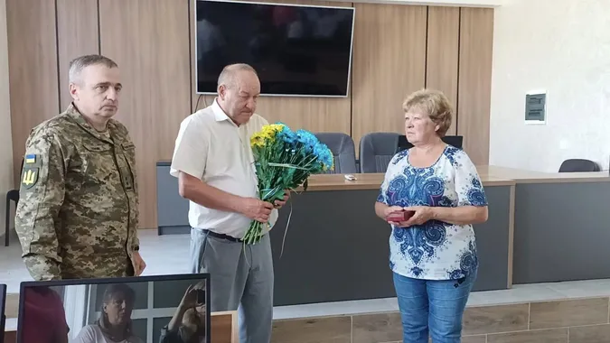 Матері загиблого Героя з Луцького району Артема Ротмістренка передали нагороду  «За мужність» (фото)
