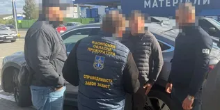 Брав $1000 за пропуск товарів без огляду: на Волині викрили митника на хабарі (фото)