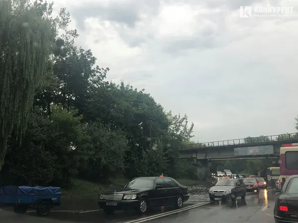 У Луцьку «попливла» вулиця: автомобілі стоять у заторах (фото)