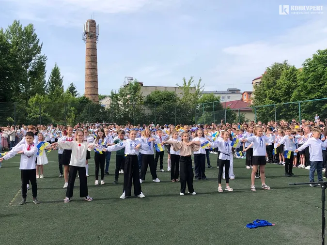 У луцькому ліцеї №9 відгуляли свято початкової школи (фото)